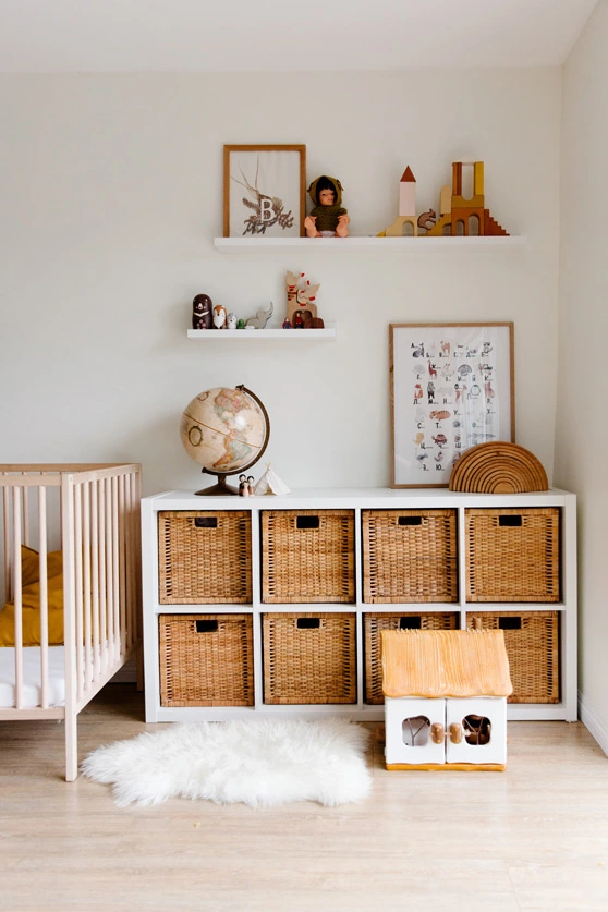 Chambre jeune enfant dans une maison en bois. 