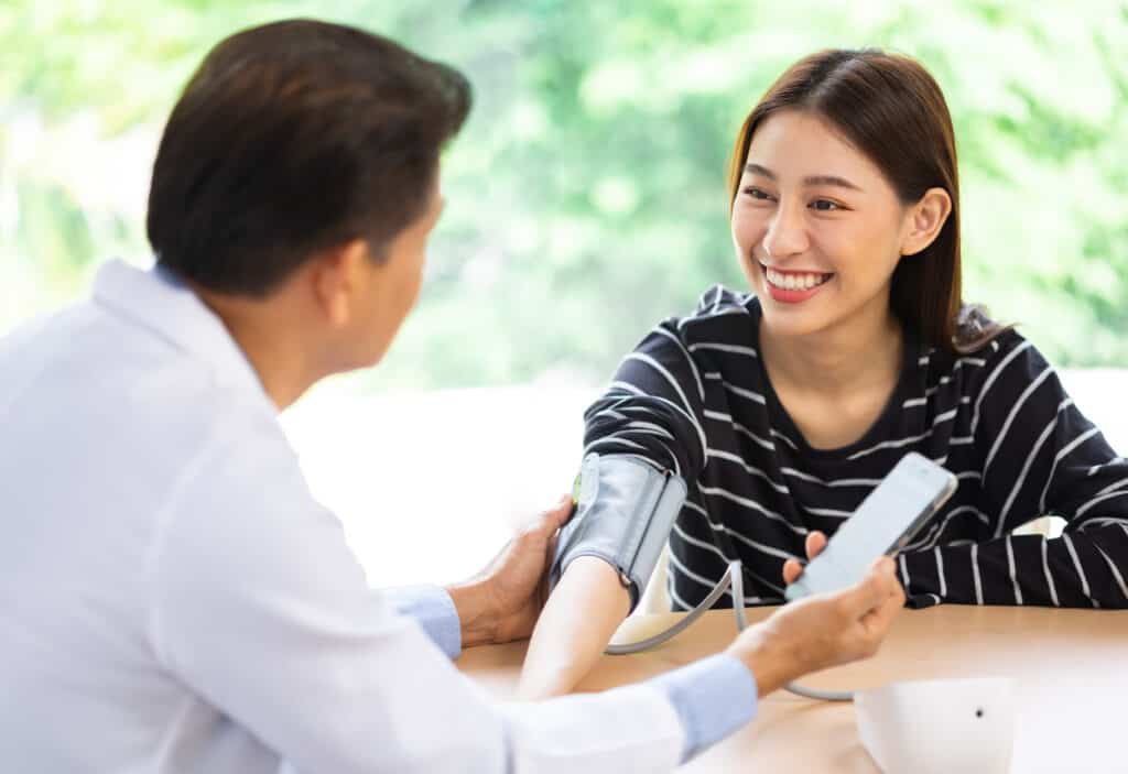 médecin prenant le pouls d'une jeune femme