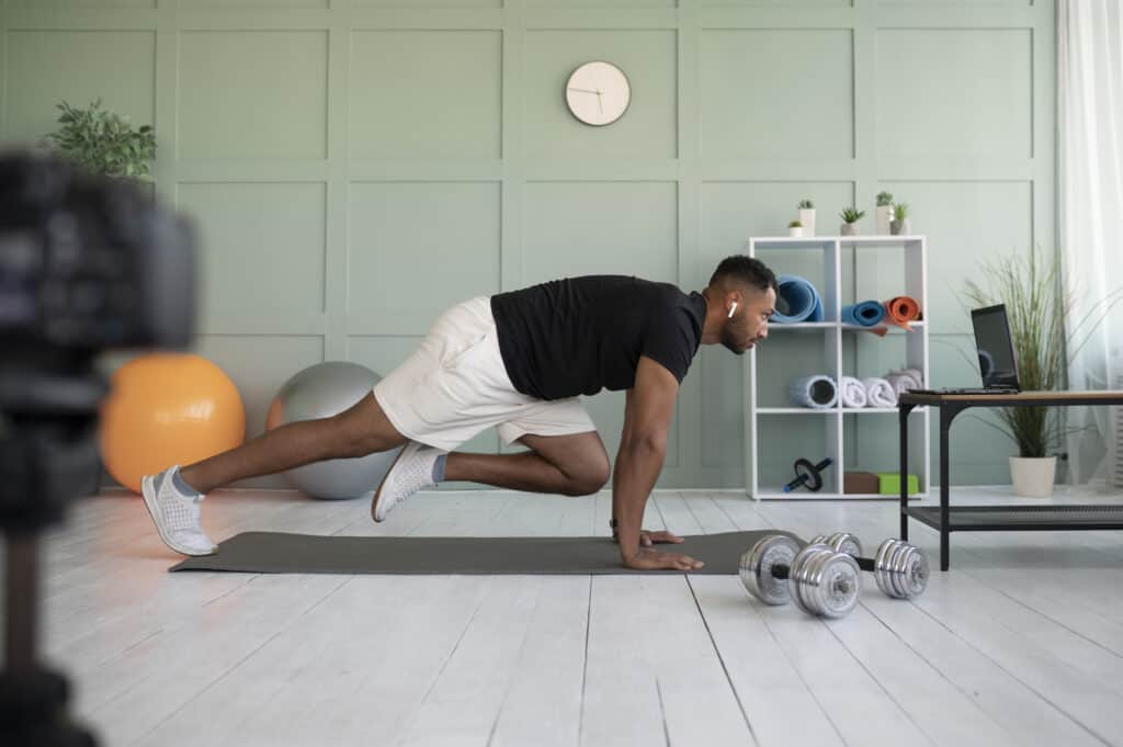 homme qui fait du sport dans ça maison