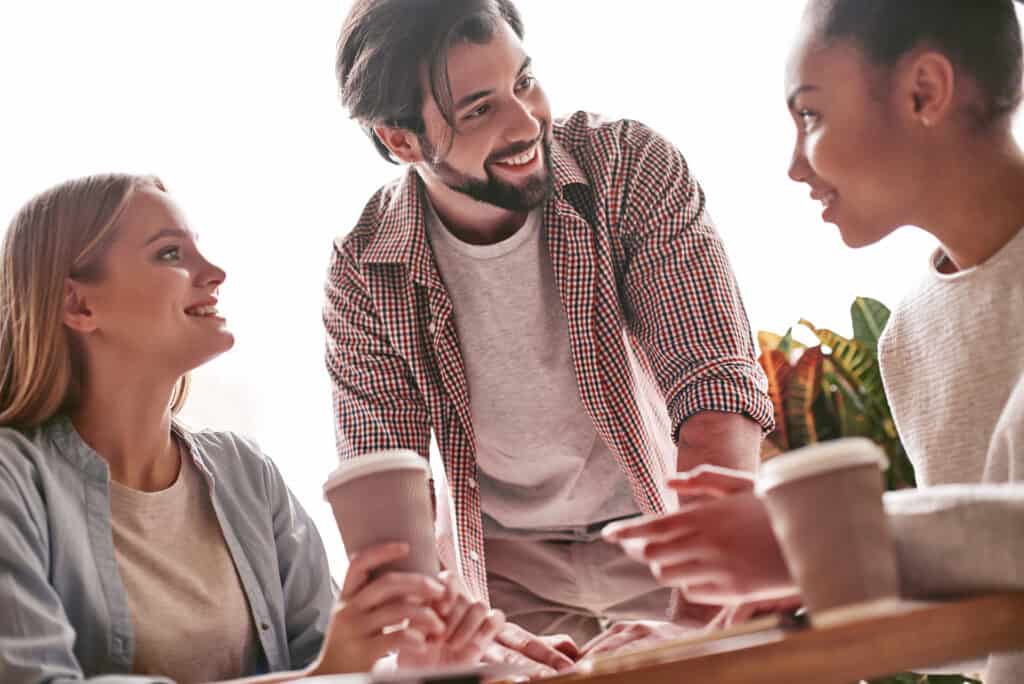 employés qui discutent d'un projet