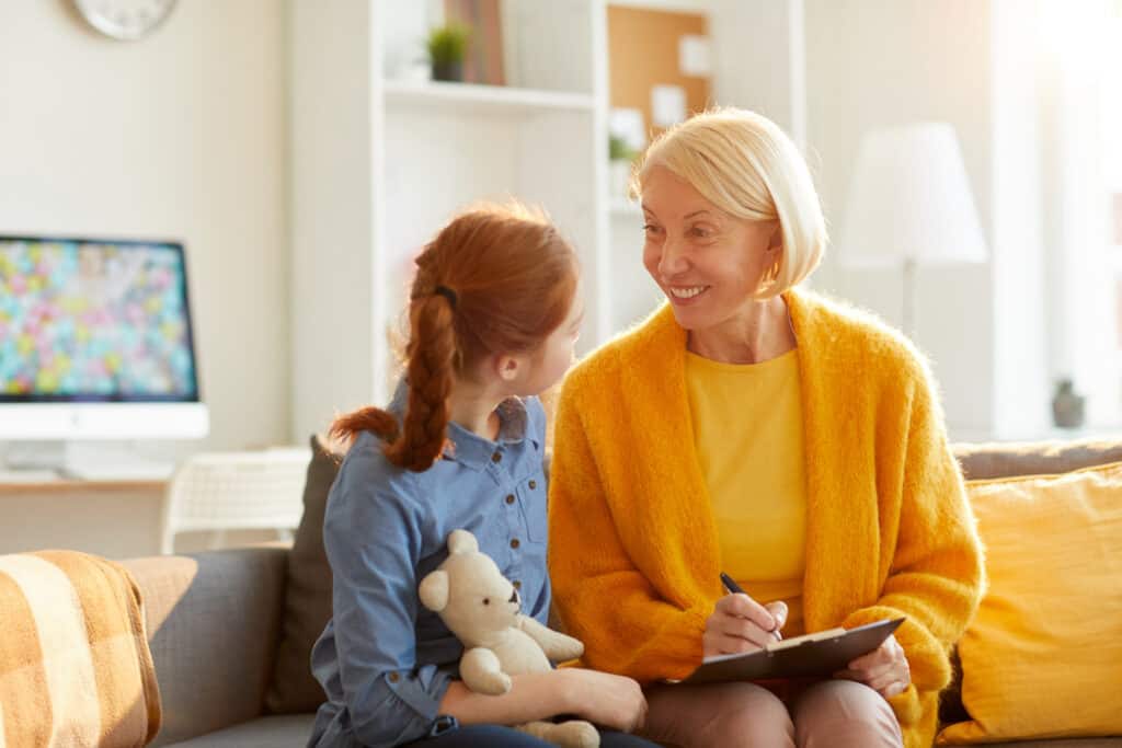 Psychologue en consultation avec un enfant
