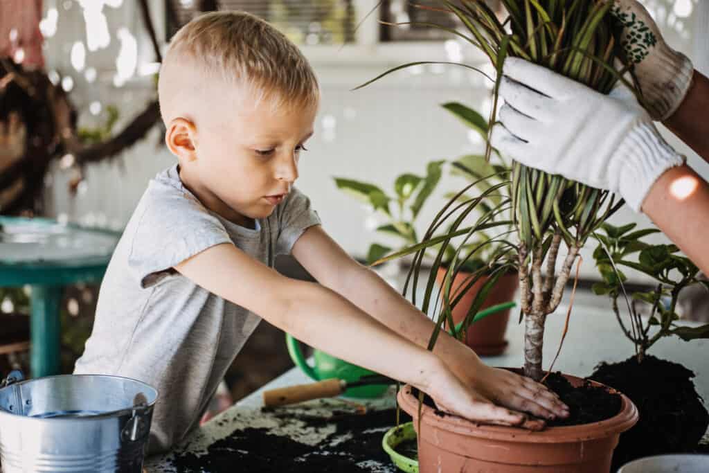 enfant qui apprend le jardinage