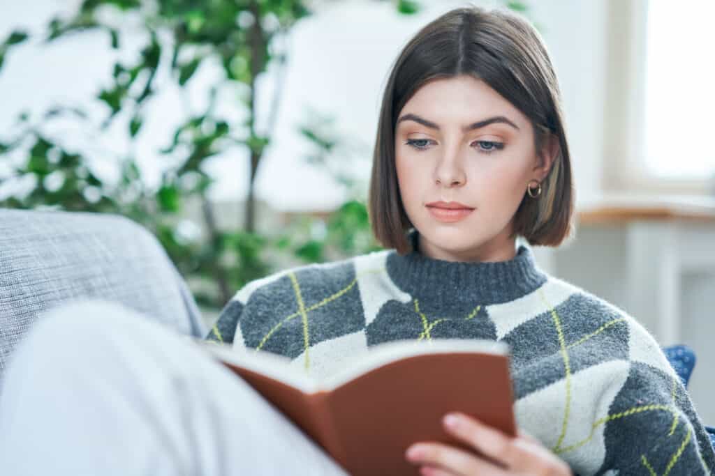 adolescente en train de lire