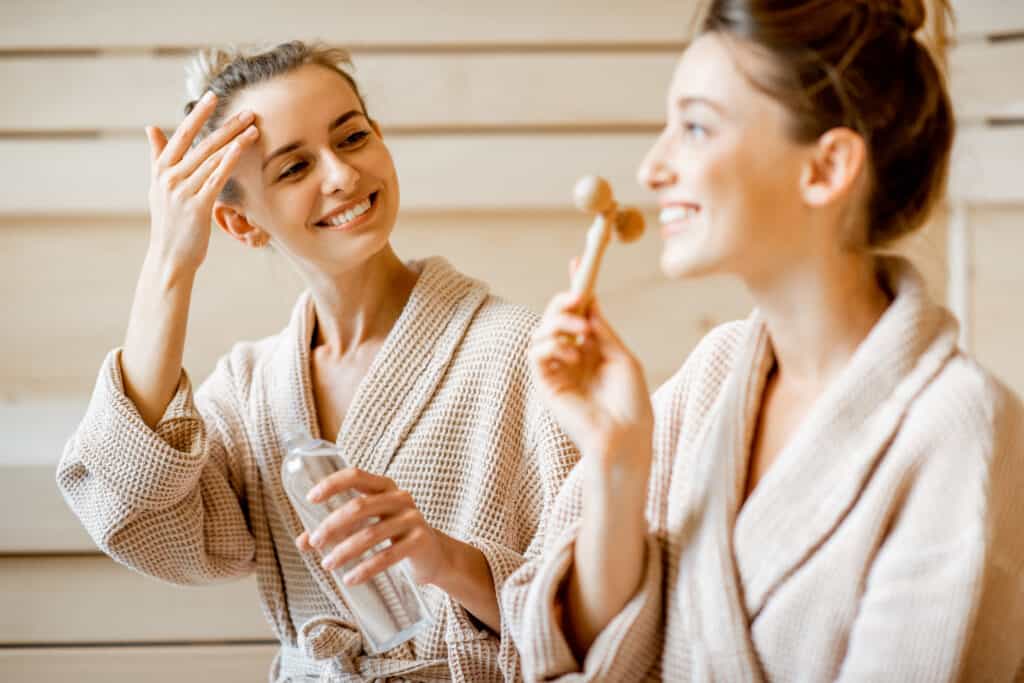 femme qui font un masque au spa