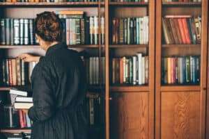 jeune femme dans sa bibliothèque